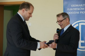 Medal Oddziału Piotrkowskiego SEP odbiera Wicestarosta mgr Marek Jasiński.